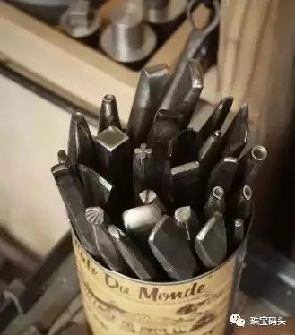 錾刻需要使用不同的錾子,錾刻工艺和篆刻工艺的区别