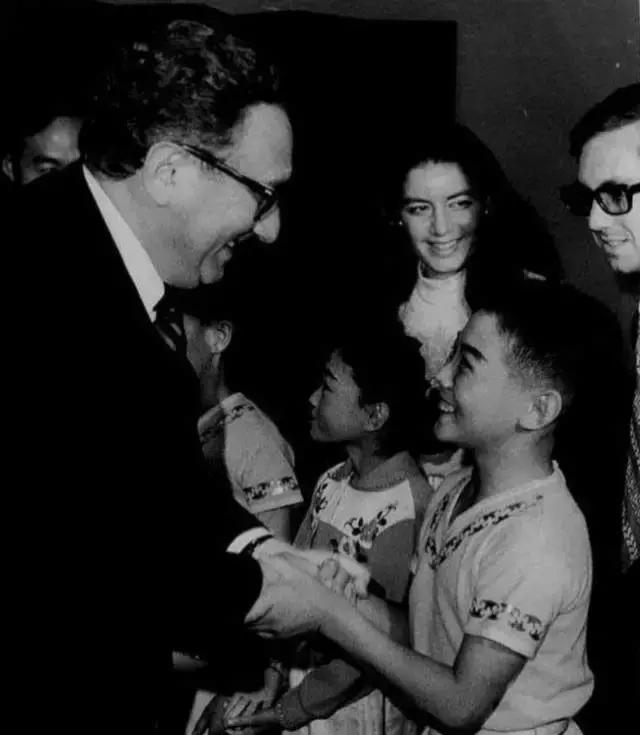 霍金站起来的照片,霍金站着