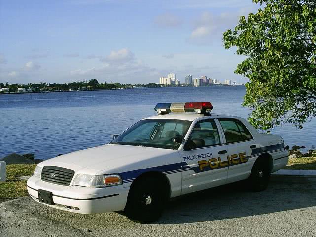 男子与女友隔着警戒线拥抱,男子和女子在沙滩上拥抱