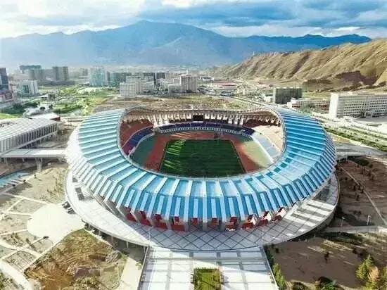 需要背着氧气瓶踢球的地狱主场