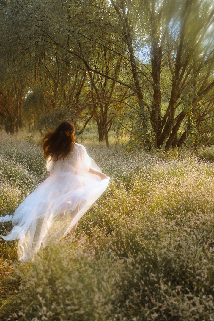 少女身穿薄纱光影柔美,朦胧的情绪在树林间蔓延