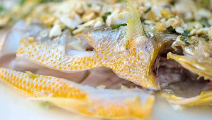 吃鱼鱼刺卡住怎么解决,吃鱼卡到鱼刺该怎么弄出来