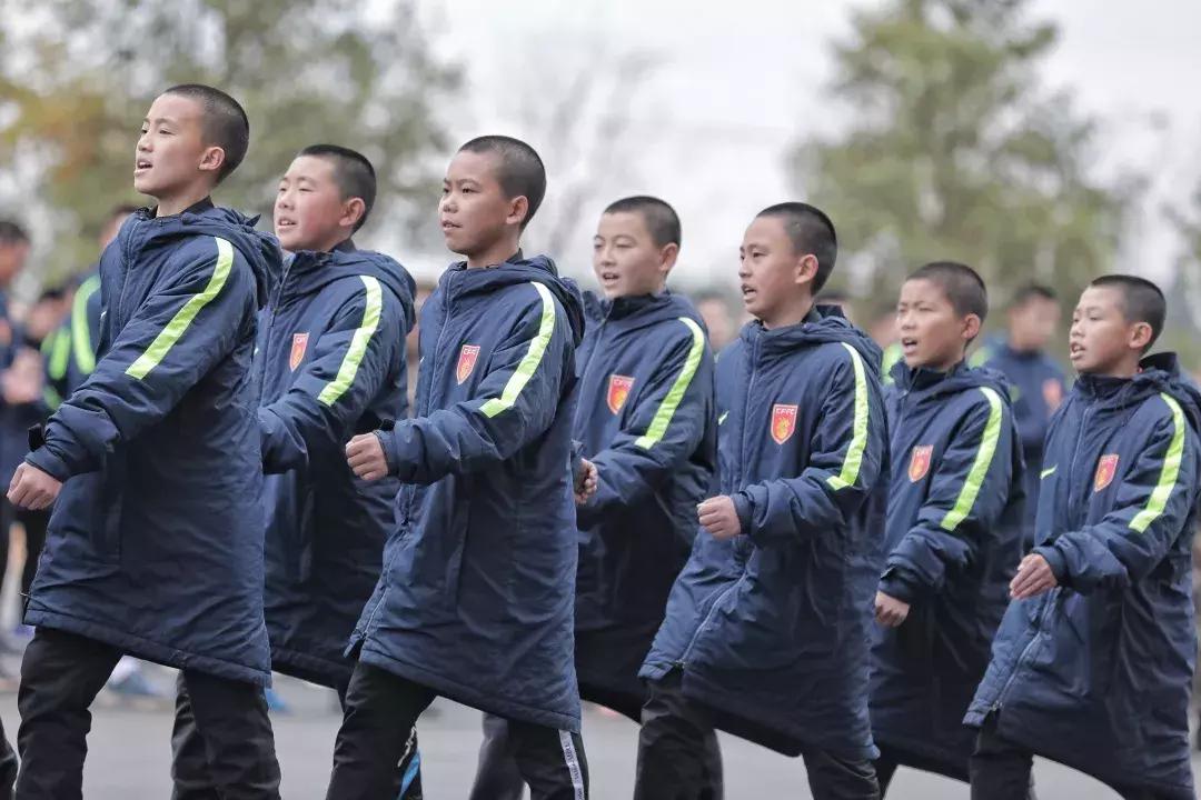 只5天时间就练出了感情——河北华夏梯队队员搂着教官依依不舍