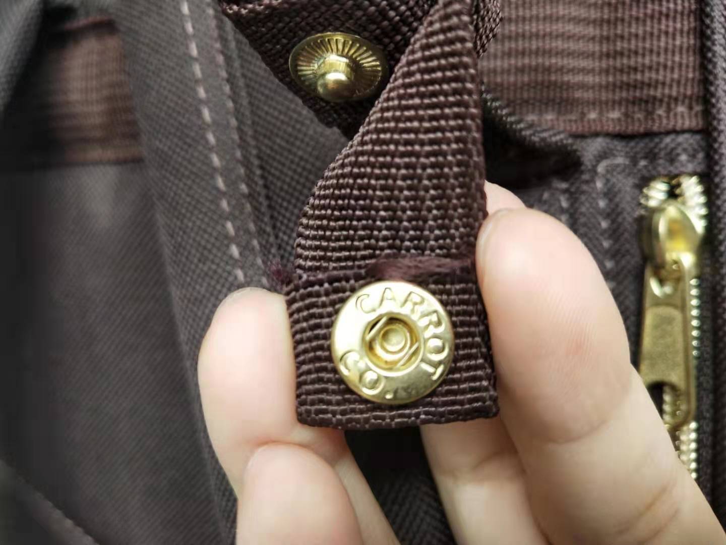 怀疑在考拉买到假的离家出走包!客服给不了解释,谁能帮忙鉴定下