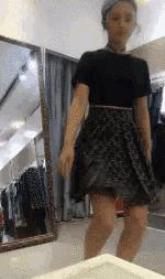 搞笑gif目光全在腿上了,爆笑gif动图我们一起出去霸气一点