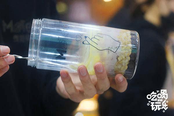 台湾第三代冷萃奶茶“麦地初茶”终于来邯郸了,时髦Girl人手一杯