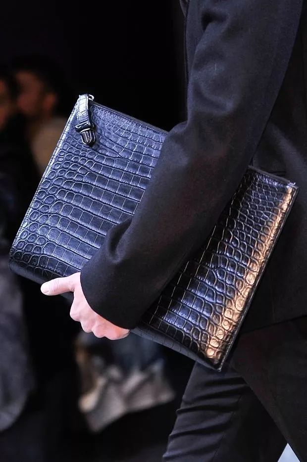 中国人为什么喜欢夹包,老外学中国人夹包