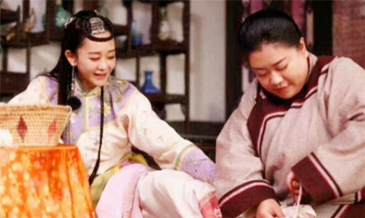 15岁女子靠三寸金莲嫁入豪门,她15岁靠三寸金莲嫁入豪门