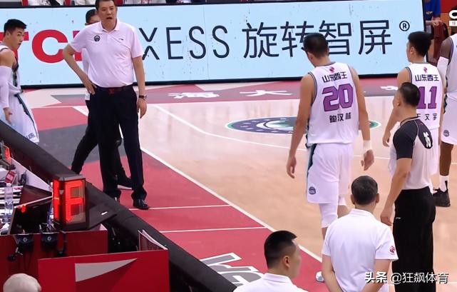 裁判叼哨举手,裁判吹了犯规可以取消嘛