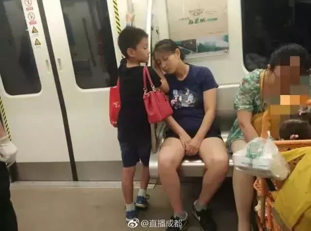 男子在宜家脱鞋试睡,宜家蹭睡为什么不能驱赶