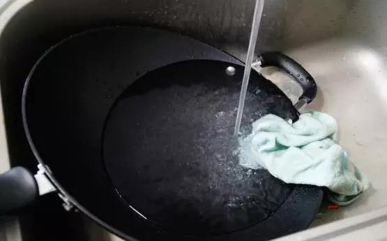 开锅之后还是生锈粘锅,铁锅开锅之后还会粘锅生锈吗