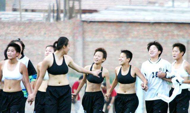中国男足与中国女足腹肌,女足队员马君大秀6块腹肌