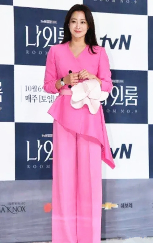 金喜善冬装街拍,44岁金喜善针织衫配长裙