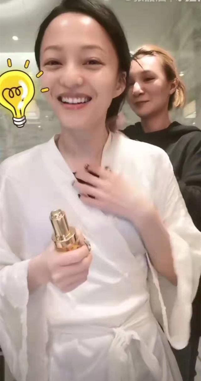 张韶涵坚持用护肤油5年，宋轶直接把油涂全身，难怪皮肤嫩出水