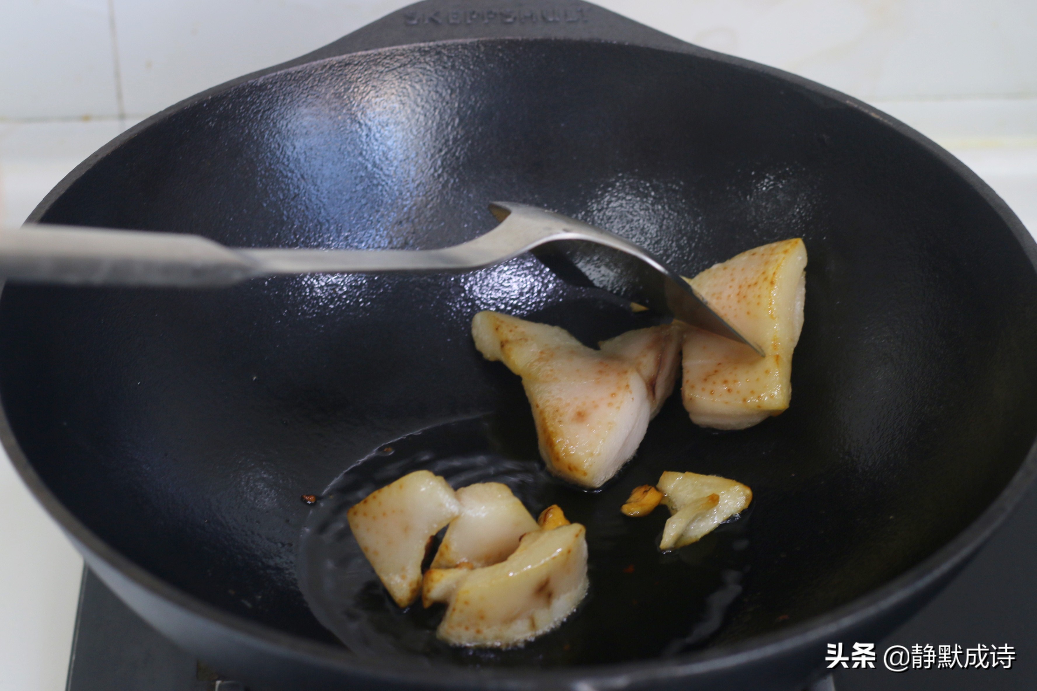 铸铁锅炒菜怎么操作不粘,铸铁锅炒菜有什么好处