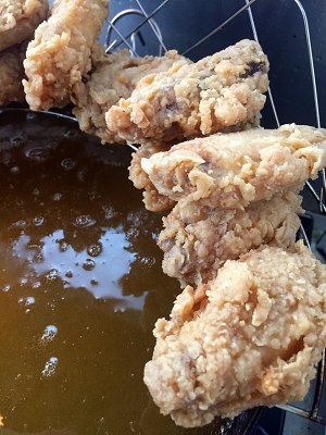 炸鸡翅如何外酥里嫩还入味,炸鸡翅怎么做到外酥里香