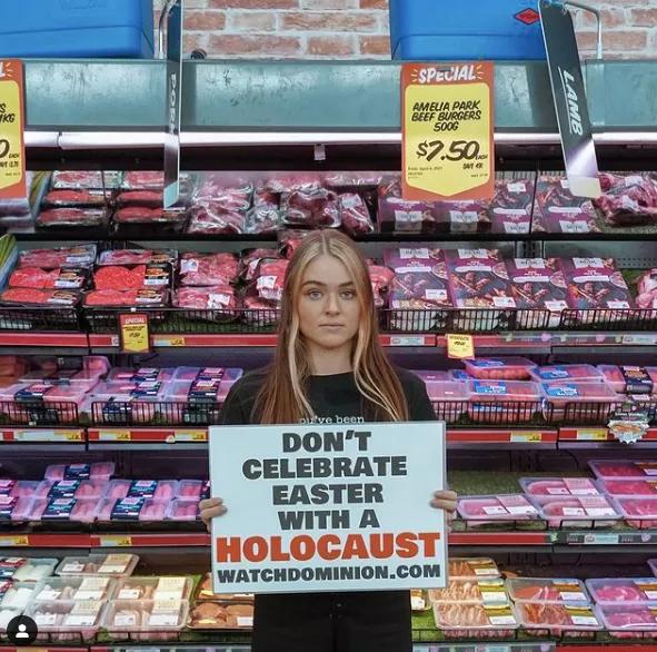 外国妹子冲进肯德基泼血怒吼：吃肉是大*杀屠**！网友们：有病？