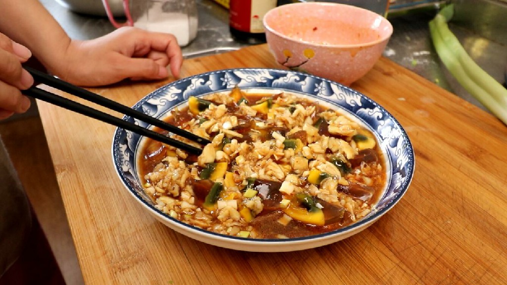 凉拌皮蛋松花变蛋家常做法,做皮蛋凉拌用什么醋