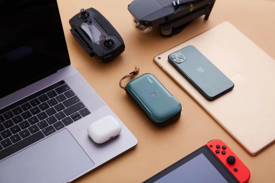 多功能充电宝任何设备都可以充电,三合一充电宝自带充电头