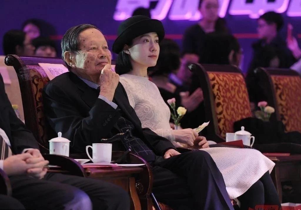 杨振宁对翁帆改嫁的事情怎么看呢,翁帆嫁给大自己54岁的杨振宁原因
