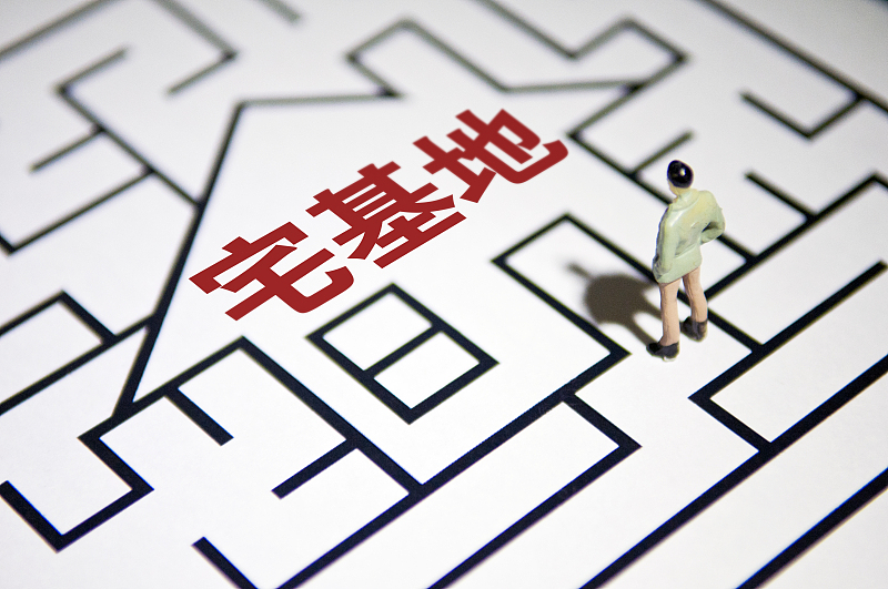 城市子女可继承农村老人的宅地吗,城镇户口子女能翻盖农村老宅吗