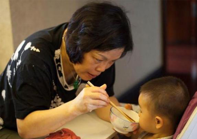 宝宝走亲戚回来拉肚子发烧,走亲戚家吃饭后上吐下泻