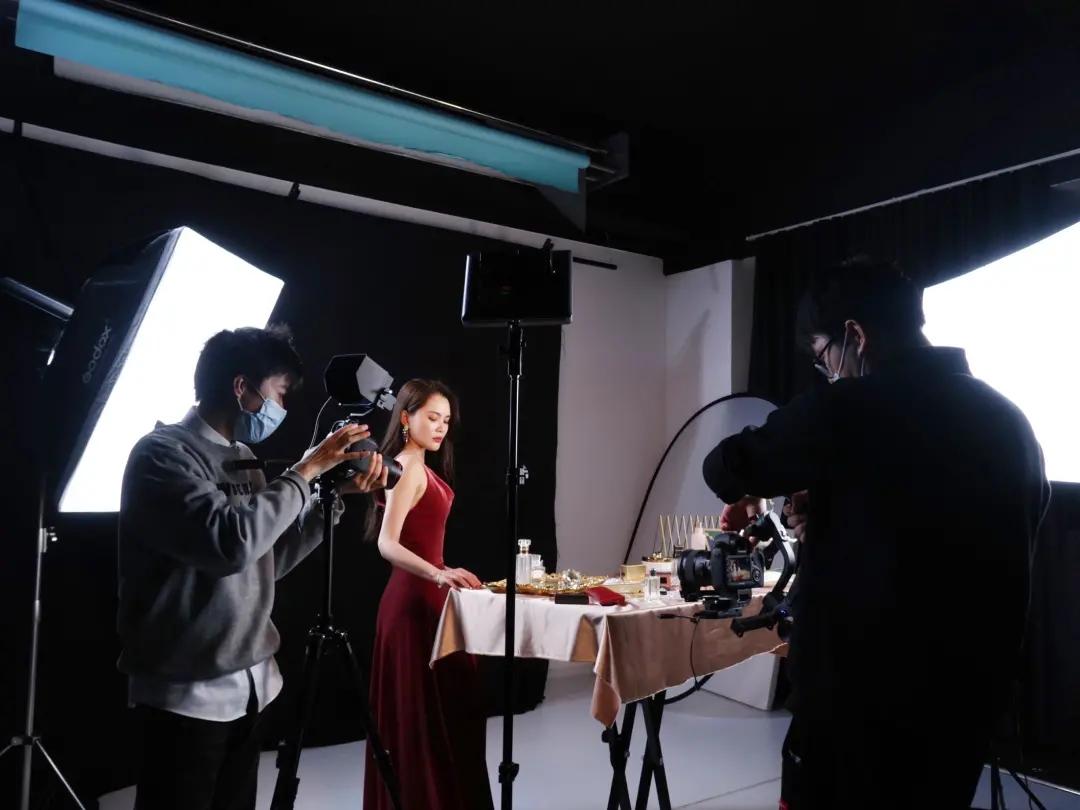 “后宫佳丽”40万，送奔驰送苹果，她如何称霸美妆圈？