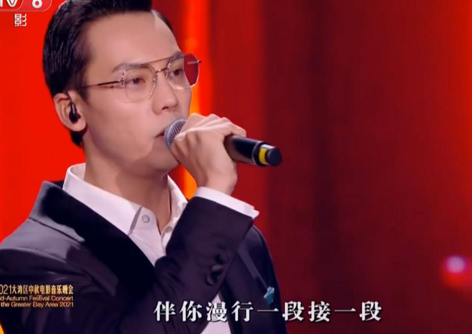 谢霆锋在台下看王菲和刘德华,谢霆锋看王菲表演