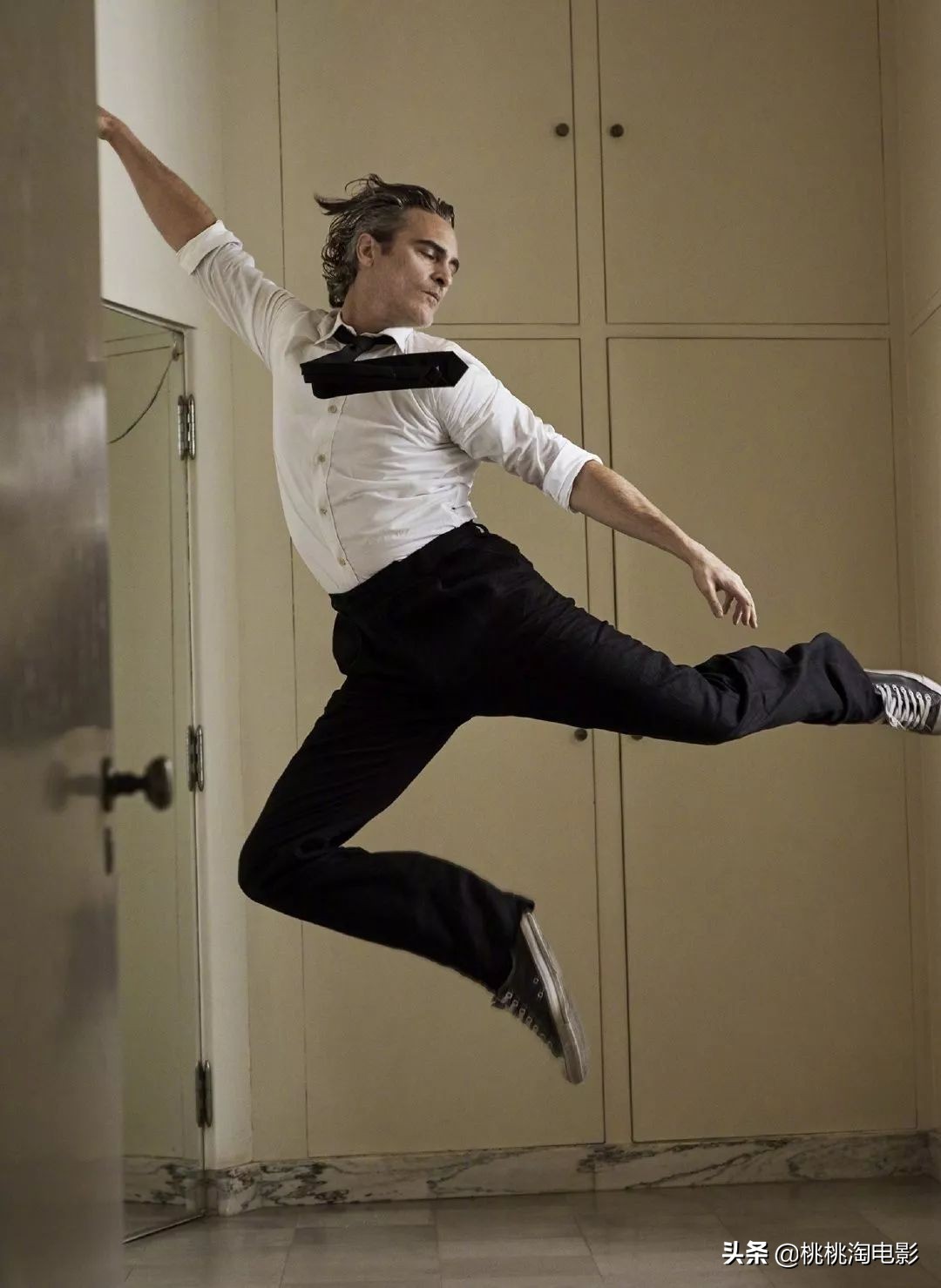 华金菲尼克斯名利场采访,华金菲尼克斯小丑西装