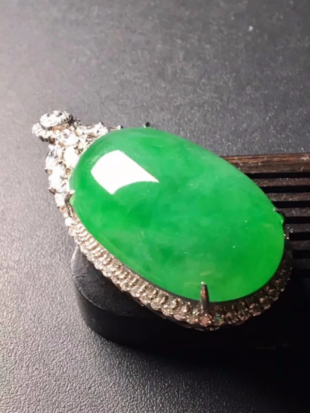 龙石种翡翠就是玻璃种吗,龙石种翡翠与帝王绿翡翠哪种贵