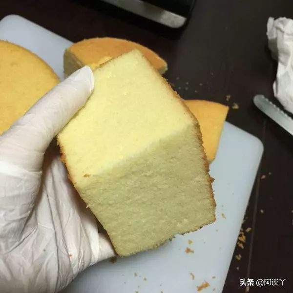 海绵蛋糕怎样才算打好,判断海绵蛋糕成熟的方法