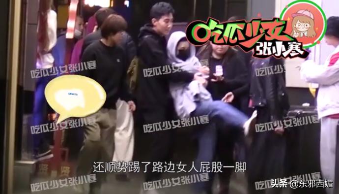 当众踹别人一脚犯法吗,当众踹人违法吗