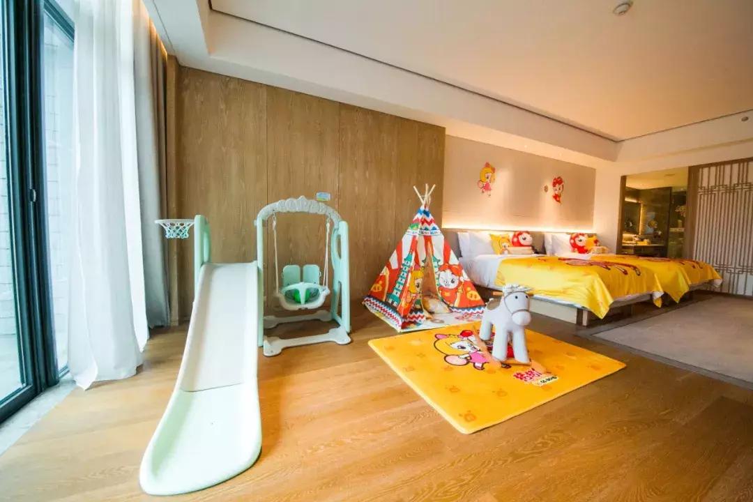 躺酒店床上看风景,躺在星级酒店房间床上看电视