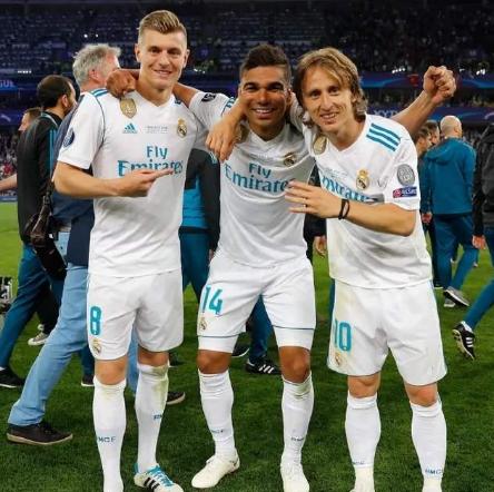 新世纪足坛的五大中场铁三角,西班牙、巴萨王朝经典三人组排第一