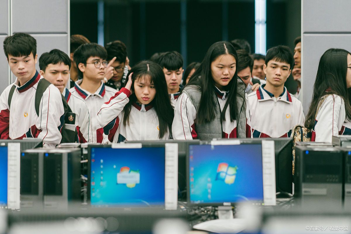 可以建议学校换别的样式校服吗,假如可以定制校服