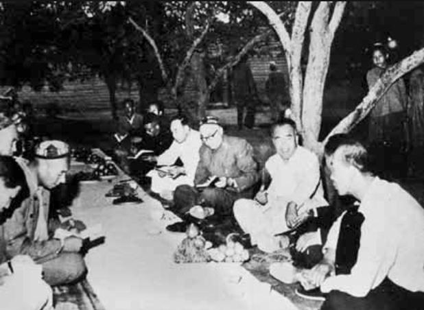 *德朱**为何能位列十大元帅之首？毛主席为何称他为“人民的光荣”？