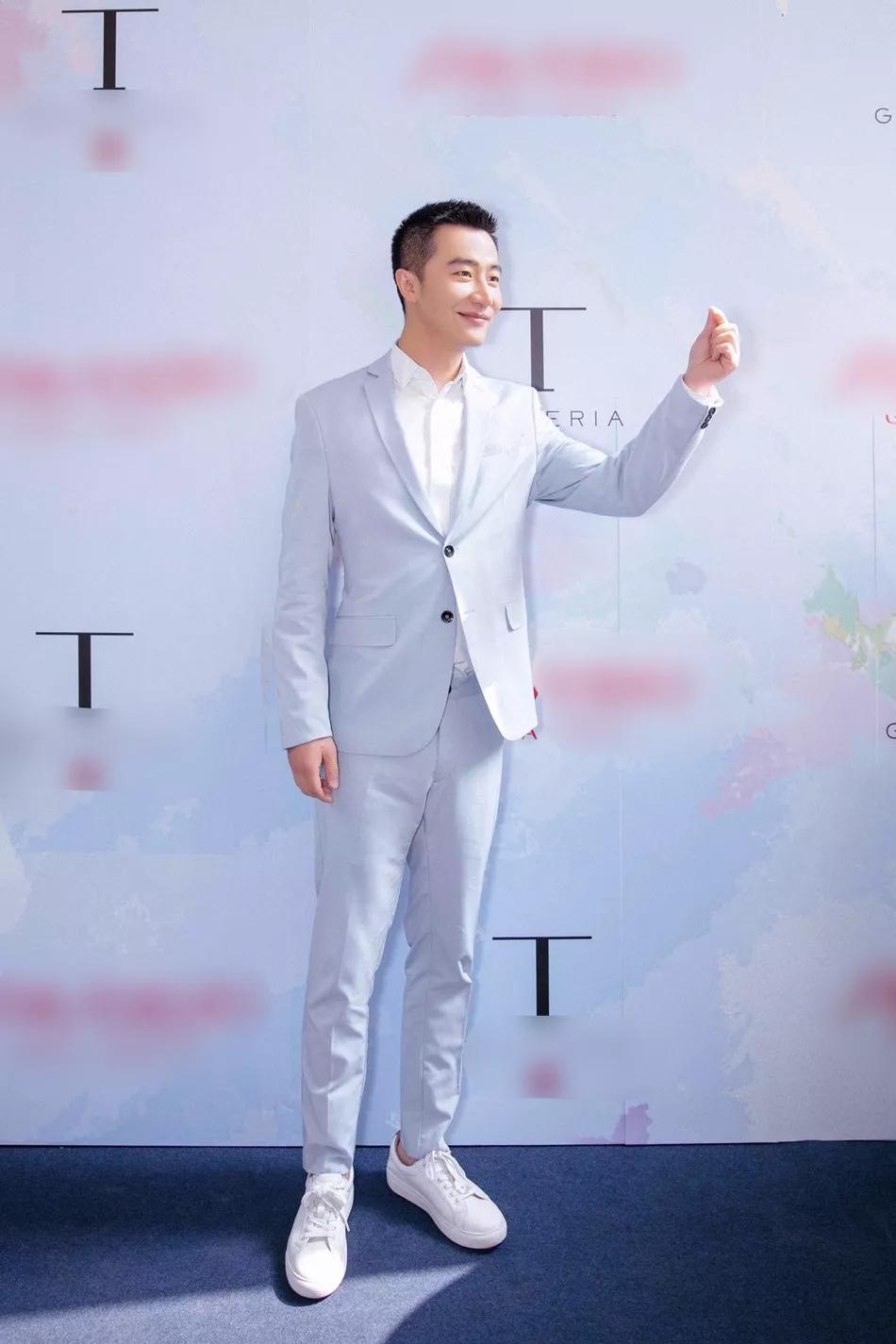 衬衫搭长裤，过度最合适，但我却爱上了王俊凯这件牛仔夹克