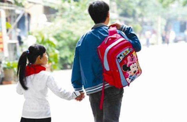 “最好别替娃背书包”，专家建议引争议，家长：这么重驼背咋办？