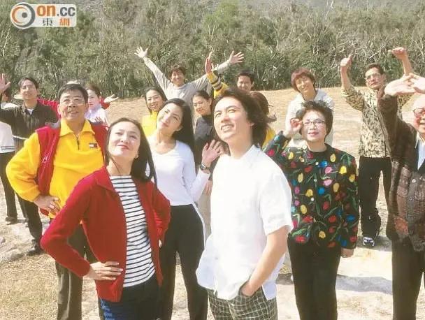 还记得2000年拿下黄子华的中环女律师MissMo穿过什么吗？