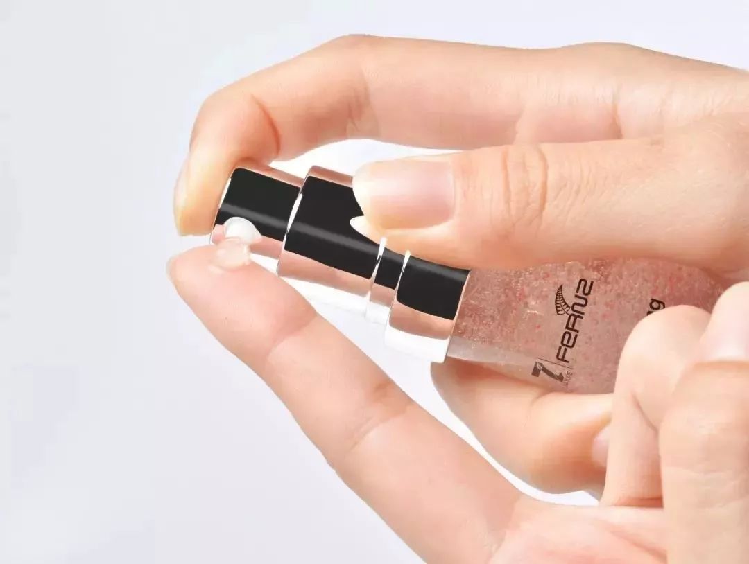 何洁怎么和以前长得不一样了,何洁的造型越来越暗黑了