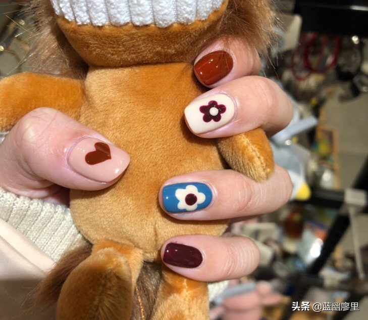 美甲哪个灯会不会变黑,美甲小知识视频