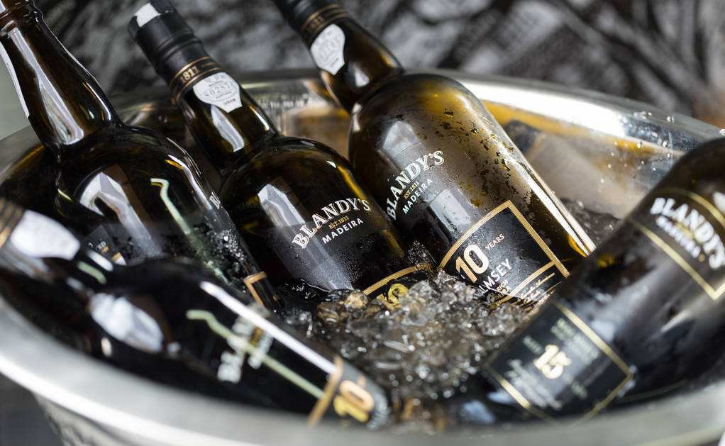 巧克力配酒美食,松露巧克力加酒