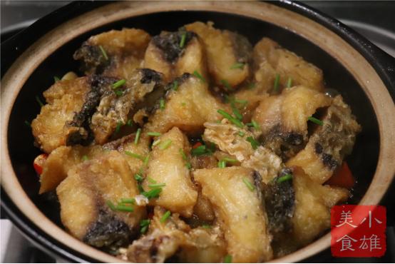 家常炖草鱼酱汁浓郁简单美味,草鱼一半油炸和一半炖汤