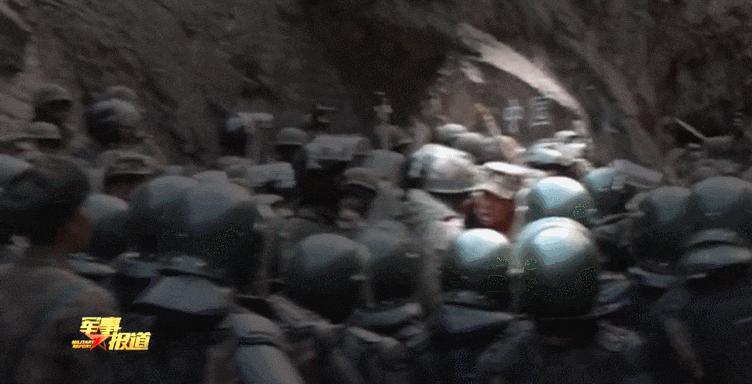 中国军人用血肉之躯肆虐洪水,00后解放军官兵抗震救灾