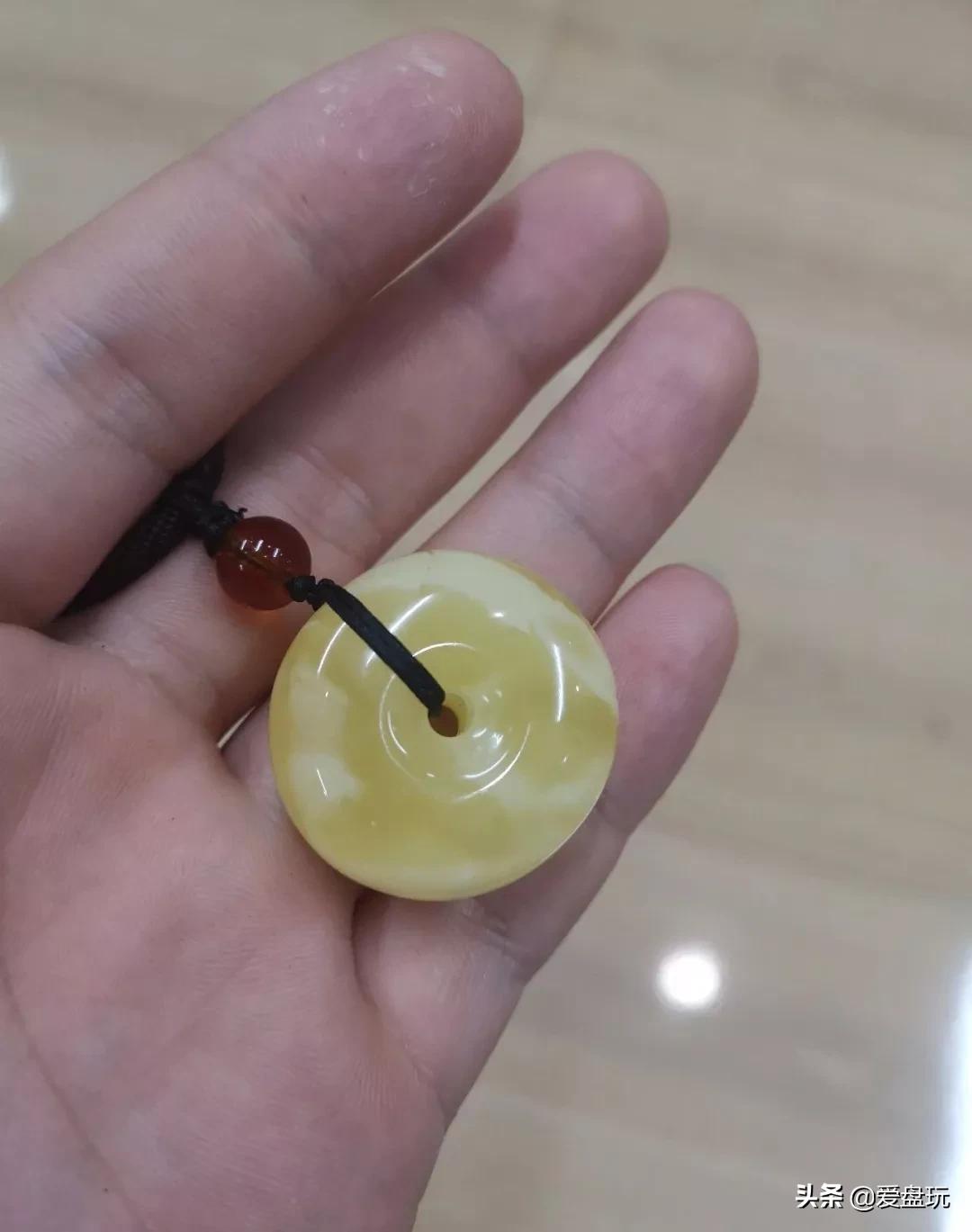 蜜蜡里面的白花越来越明显,蜜蜡白花变色的过程