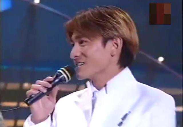 周星驰黄一飞表演节目,周星驰和黄一飞被酒瓶砸的视频