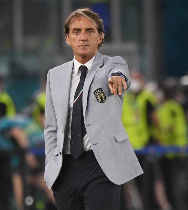 大饱眼福！欧洲杯名帅衣品赏析：索思盖特弃马甲曼奇尼秀阿玛尼