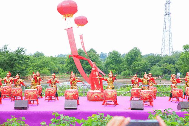 八方游客齐聚桑果紫酒节，共赴这场采桑品酿盛会