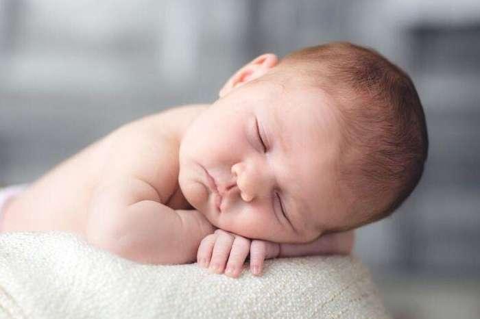 怎么防止宝宝把头睡扁,防止宝宝放下就醒的方法