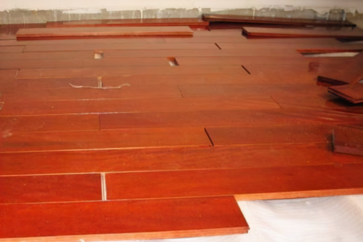 地板表面踩着有声音怎么处理,地板走动有响声